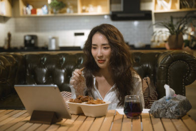 青年女人在家追剧