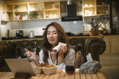 青年女人在家追剧