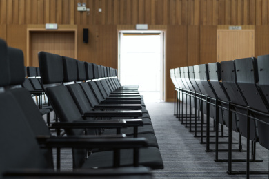 会议室内排列的椅子特写