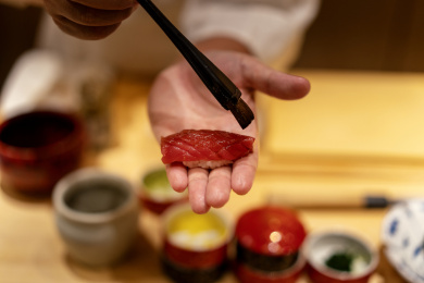 厨师在准备生鱼片寿司特写镜头