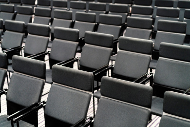 会议室内排列的椅子特写