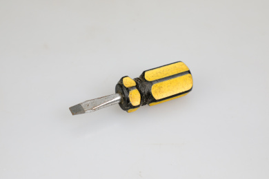 小的黄色一字螺丝刀