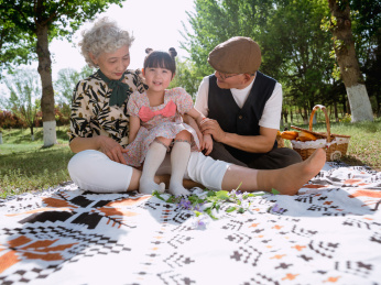 爷爷奶奶和孙女在公园玩耍