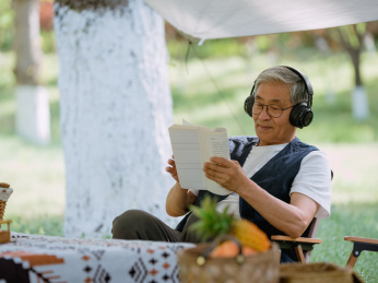 老年男人在露营地读书