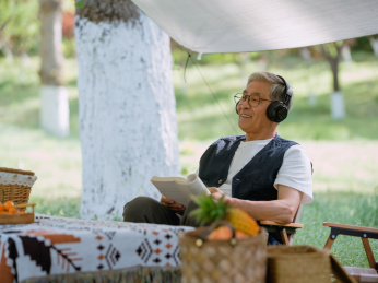 老年男人在露营地读书