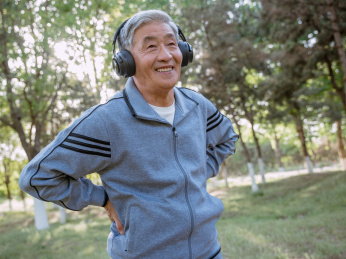 老年男人在公园锻炼热身