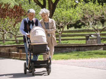 老年夫妻在公园带孙子