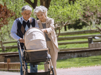 老年夫妻在公园带孙子