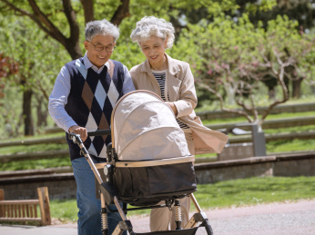 老年夫妻在公园带孙子
