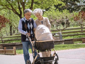 老年夫妻在公园带孙子