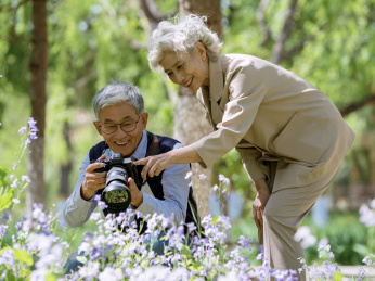 老年夫妻在公园拍照