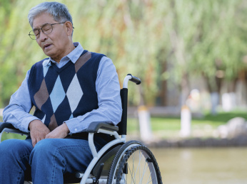 老年男人在养老机构