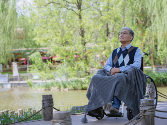 老年男人在养老机构