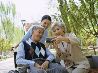 护士在养老院陪伴老人