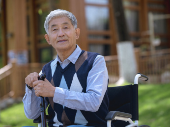 老年男人在养老机构