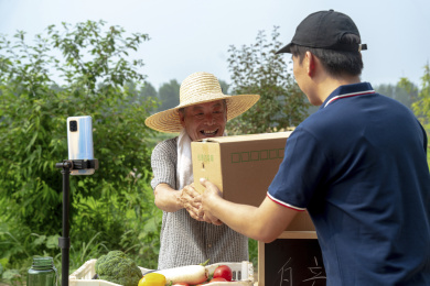 农民直播带货和快递员