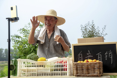 农民直播带货和快递员