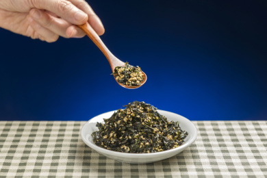 一盘拌饭海苔摆放在桌面上特写