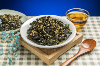 一盘拌饭海苔摆放在桌面上特写