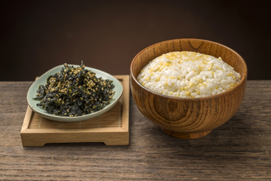 一碗芝麻海苔碎拌米饭特写