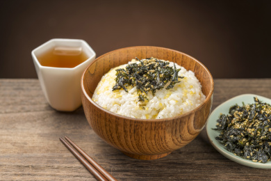 一碗芝麻海苔碎拌米饭特写