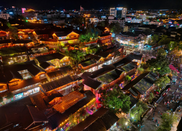 中国丽江大研古镇夜景航拍