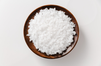 白色背景里的天然粗盐食盐