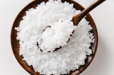 白色背景里的天然粗盐食盐