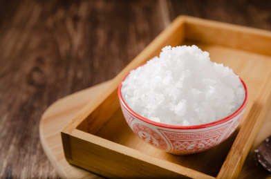 一碗雪白的天然粗盐食盐