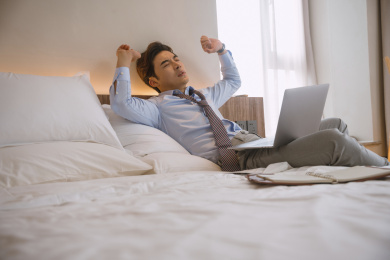 年轻商务男士在酒店房间