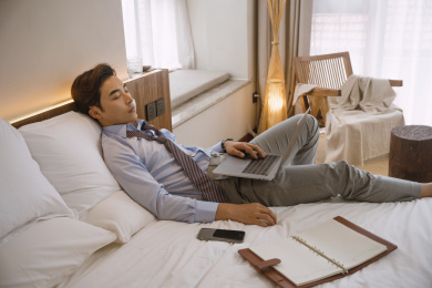 年轻商务男士在酒店房间