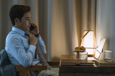 年轻商务男士在酒店房间