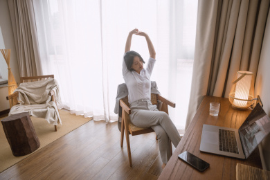 年轻商务女士在酒店房间