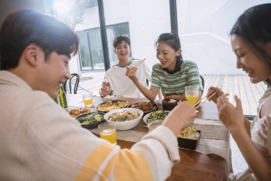 青年朋友在民宿聚餐