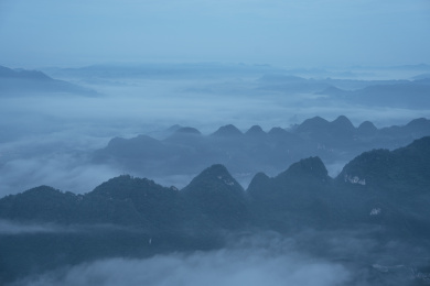 云贵高原苍茫的云海和远山