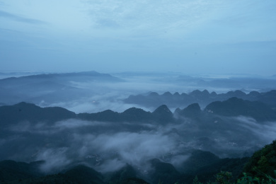 云贵高原苍茫的云海和远山