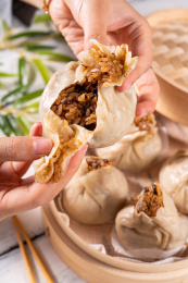 餐盘里的糯米烧麦