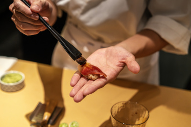 厨师在准备生鱼片寿司特写镜头