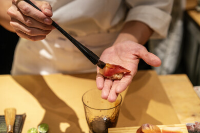 厨师在准备生鱼片寿司特写镜头