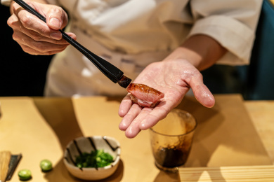 厨师在准备生鱼片寿司特写镜头