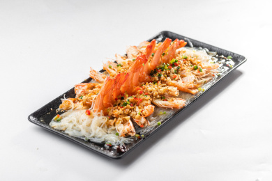 黑盘子里有一份蒜香美极开边虾