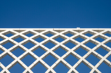 白色网格状现代建筑造型特写