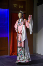 中国民间戏剧女性人物服装模特展示