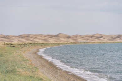 中国青海省海晏县尕海-沙漠旁的湖水与草地