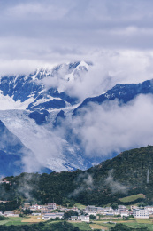 中国云南迪庆梅里雪山-雪山之下的村庄