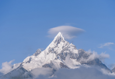 中国云南梅里雪山神女峰-蓝天下高耸的山巅
