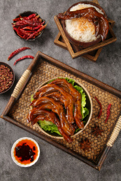 深底上的卤鸭脚