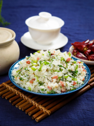 营养美味家常炒饭腊肉苦菜炒米饭