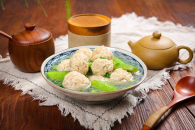 传统家常菜水煮丝瓜丸子汤