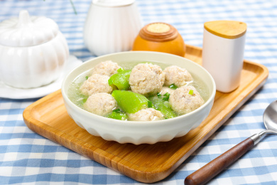 传统家常菜水煮丝瓜丸子汤